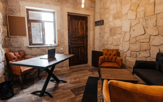 Bayar Cave Suites