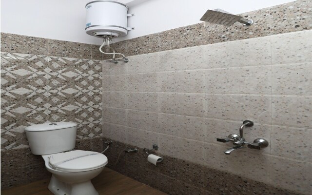 OYO 13005 The Park Roots