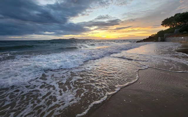 Majestic Seaside Pool Villa