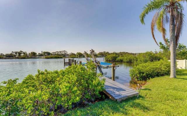 Waterfront Nokomis Escape w/ Dock, Kayaks & Bikes!