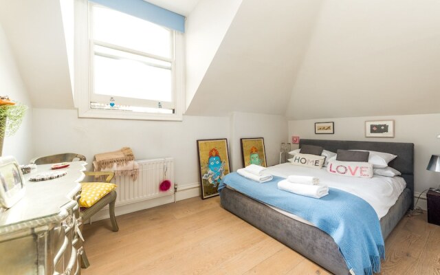 Pleasant Earl's Court Apartment near Hyde Park