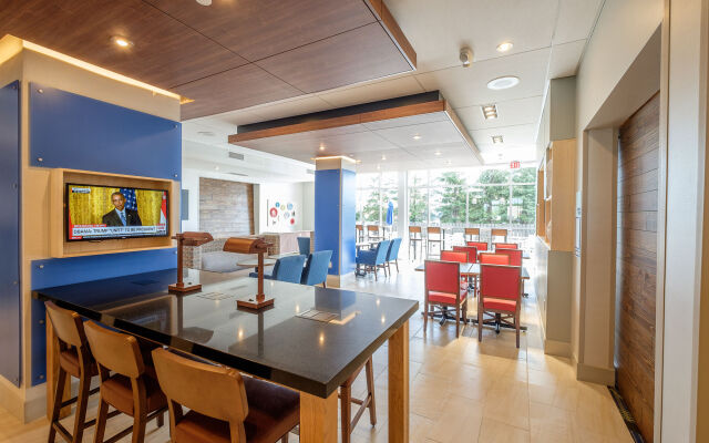 Holiday Inn Express & Suites Eagan - Minneapolis Area by IHG