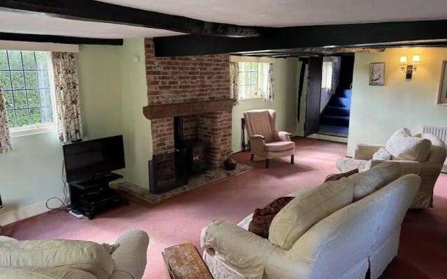 Cottage-fireplace-garden-petsok-3br-parking