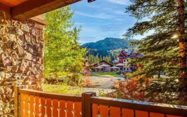Eagle Springs East 101: Red-Wing Suite