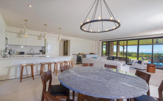 Sunny Vacation Condo 3