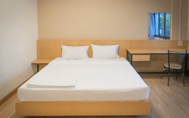 Grand Leo Hotel