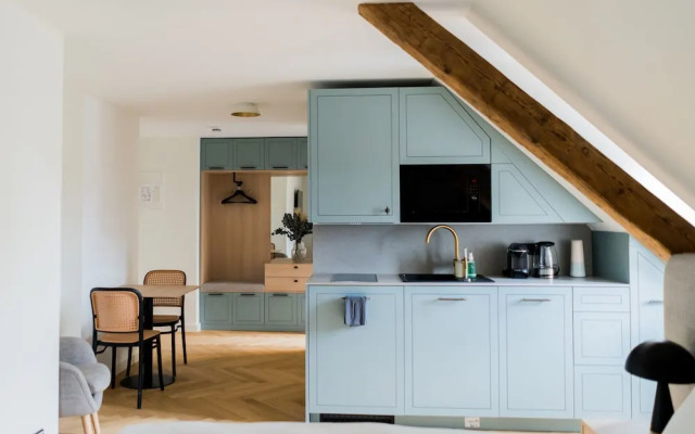 Bob W Munich Airport - Peterhof