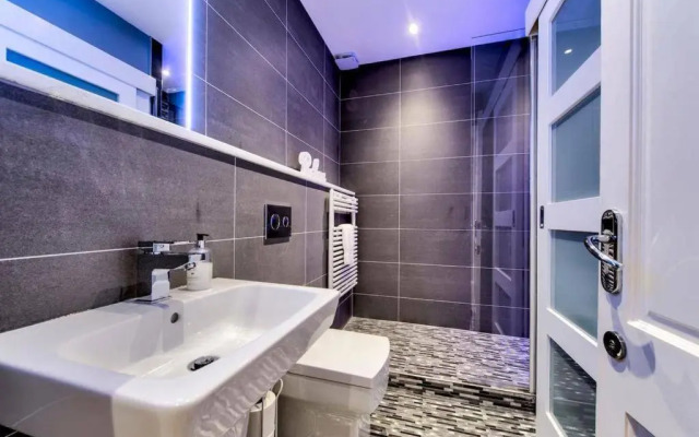 Ultra Modern, West End Village, Refurbished 1 bed