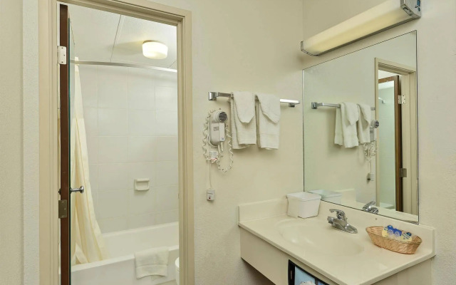 Americas Best Value Inn - Omaha