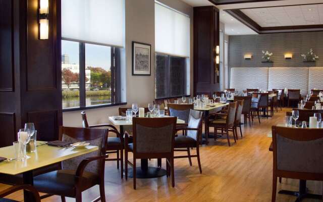DoubleTree Suites by Hilton Hotel Boston - Cambridge