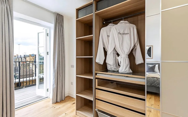 Light & Luxury Chelsea Apartment: Private Balcony!