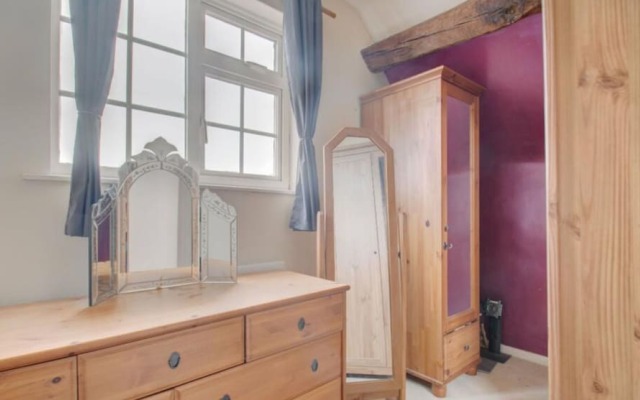Beautiful 3-bed House in the Hamlet of Ham Green