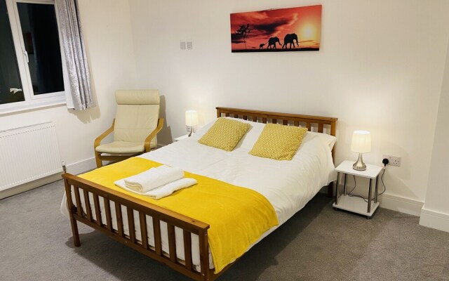 Church Road Apartment by Aldershot Short Stays