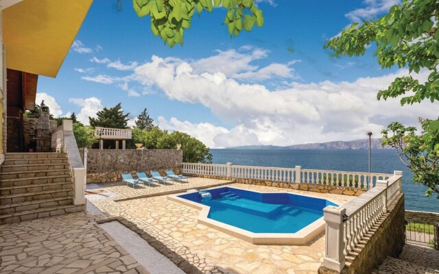 Beautiful Home in Smokvica With Wifi and 6 Bedrooms