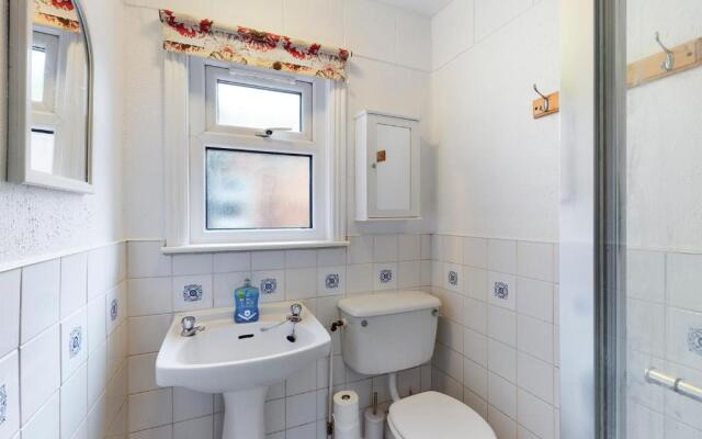 Cheerful 3 bedroom home with free parking and WIFI