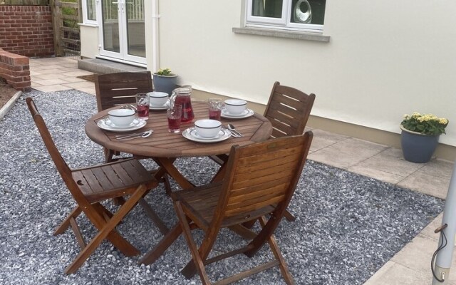 Beautiful 2 Bed Bungalow in Laugharne Situated