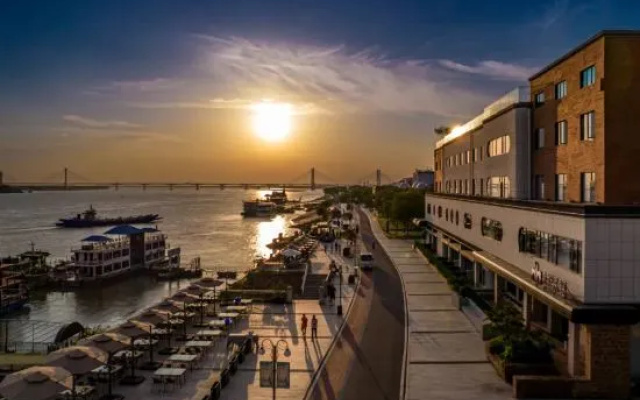Jingzhou | Shiye Sky Garden · Riverview Holiday Hotel (Wuyi Road Branch) – Outside – Jingzhou