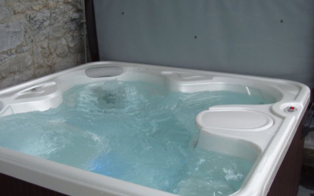Splendid Cottage in Thynes With Jacuzzi