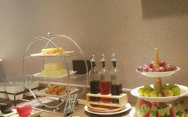 Elegance Life Hotel (Shanghai Jiangsu Road Metro Station)