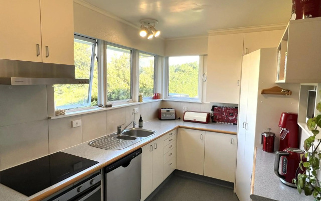 Tranquility Base - Waikanae Beach Holiday Home