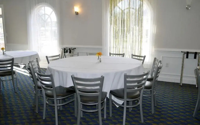 Rodeway Inn & Suites Williamsburg Central