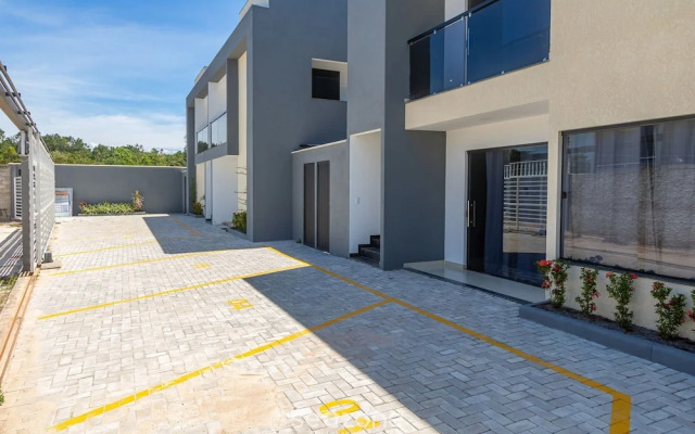 Condominium With Pool 950m From the Beach - PDM