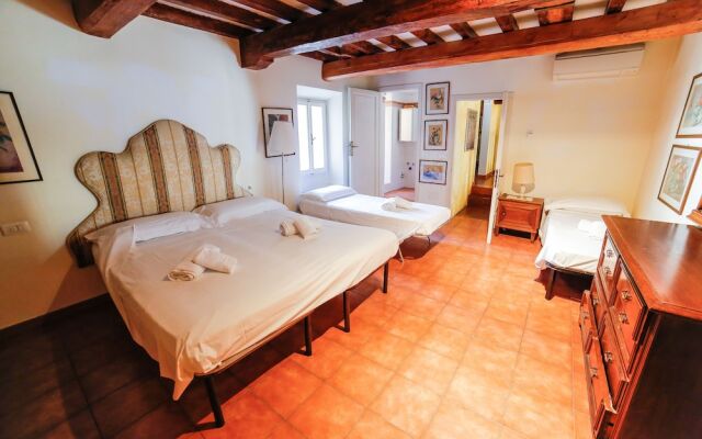 Traditional apt Close to The Duomo - private yard!