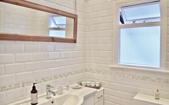 Spacious 1 Bedroom Flat Near The Beach