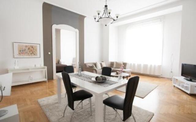 Royal Center Apartment