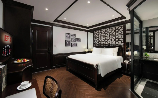 May de Ville Crown Hotel