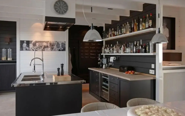 Waterfront Holiday Home in Heeg with Hot Tub