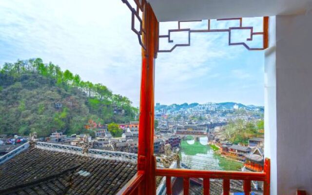 Chaoman Hotel (Fenghuang Ancient Town Branch)