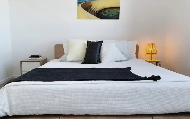 Modern 2 Bedroom Palm Beach Apartment With Ocean Views