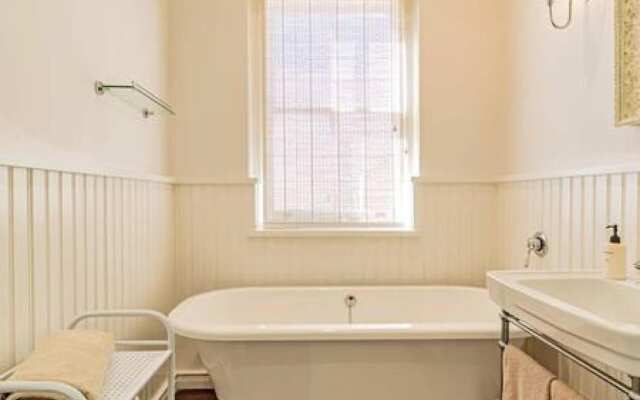 Lovely Holiday Home w Private Courtyard Six Selbourne