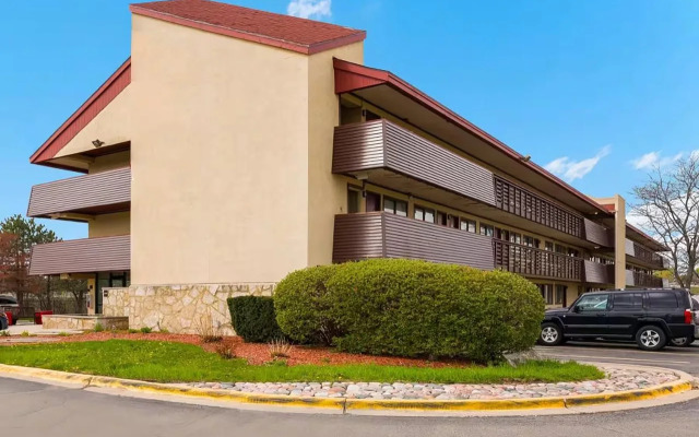 Super 8 by Wyndham Deerfield/Northbrook