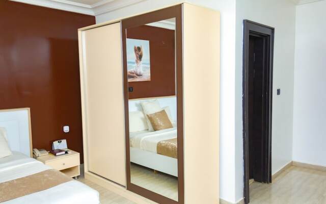 The Point Hotel & Suites