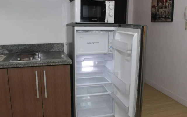 A2J Luxury 1BR BGC Balcony Suite Near BurgosCircle