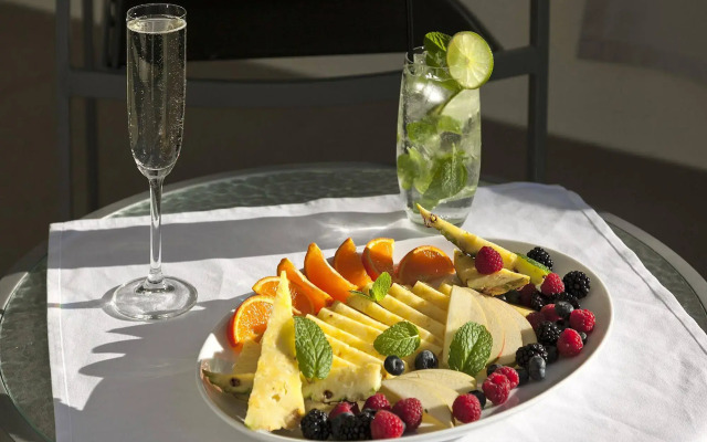 Marina del Rey Hotel