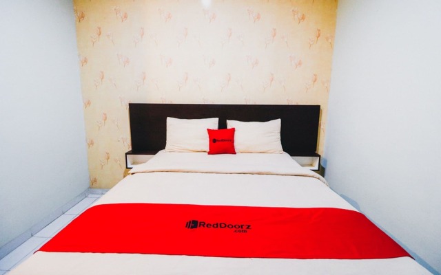 RedDoorz Plus near Mall Panakukang 2