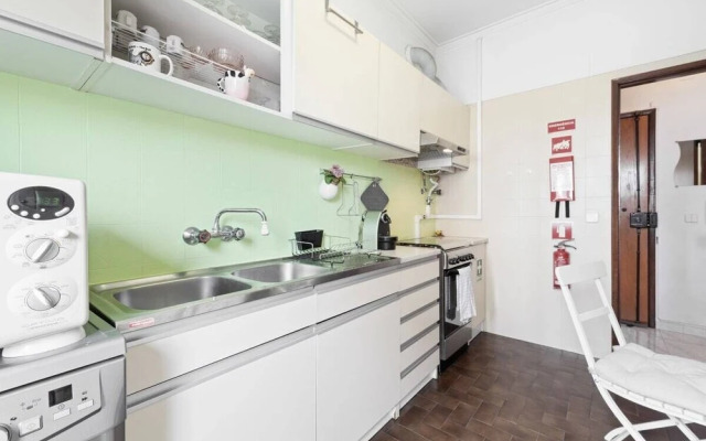 Bright & Cosy Apartment for 4 in Almada