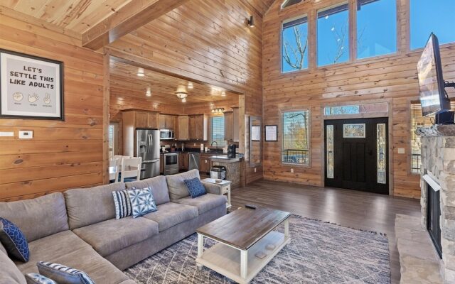 Smokey Treats 5 Bedroom Cabin by RedAwning