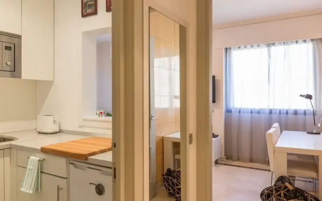 Engracia Square 1-bedroom Apartment in Chamber