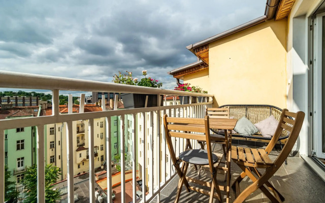 Central, Spacious, Modern 5 Bedrm duplex w/Balcony