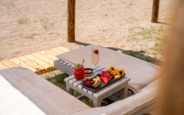 Chillos Beach Hotel & Lounge