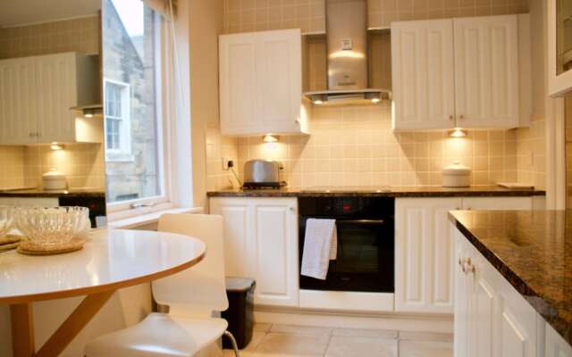 2 Bedroom Flat Accommodates 6 in Heart of Edinburgh