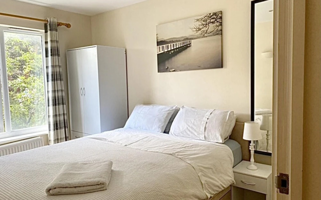 Remarkable 2-bed Apartment in Cheltenham