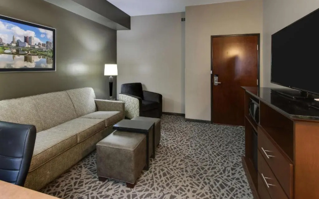 Drury Inn & Suites Cleveland Beachwood