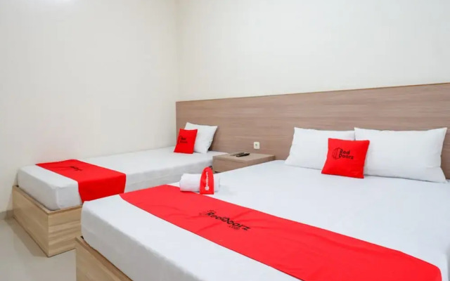 RedDoorz near Pacific Mall Tegal 2