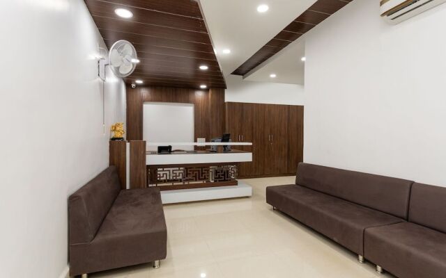 OYO 28247 Hotel SMR Palace