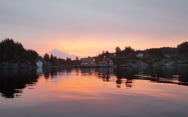 Nice Home in Bekkjarvik With 4 Bedrooms and Wifi